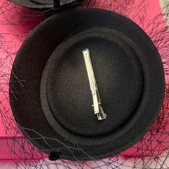 Kentucky Derby Elegant Black Fascinator with Veil made of felt - Picture 8 of 15